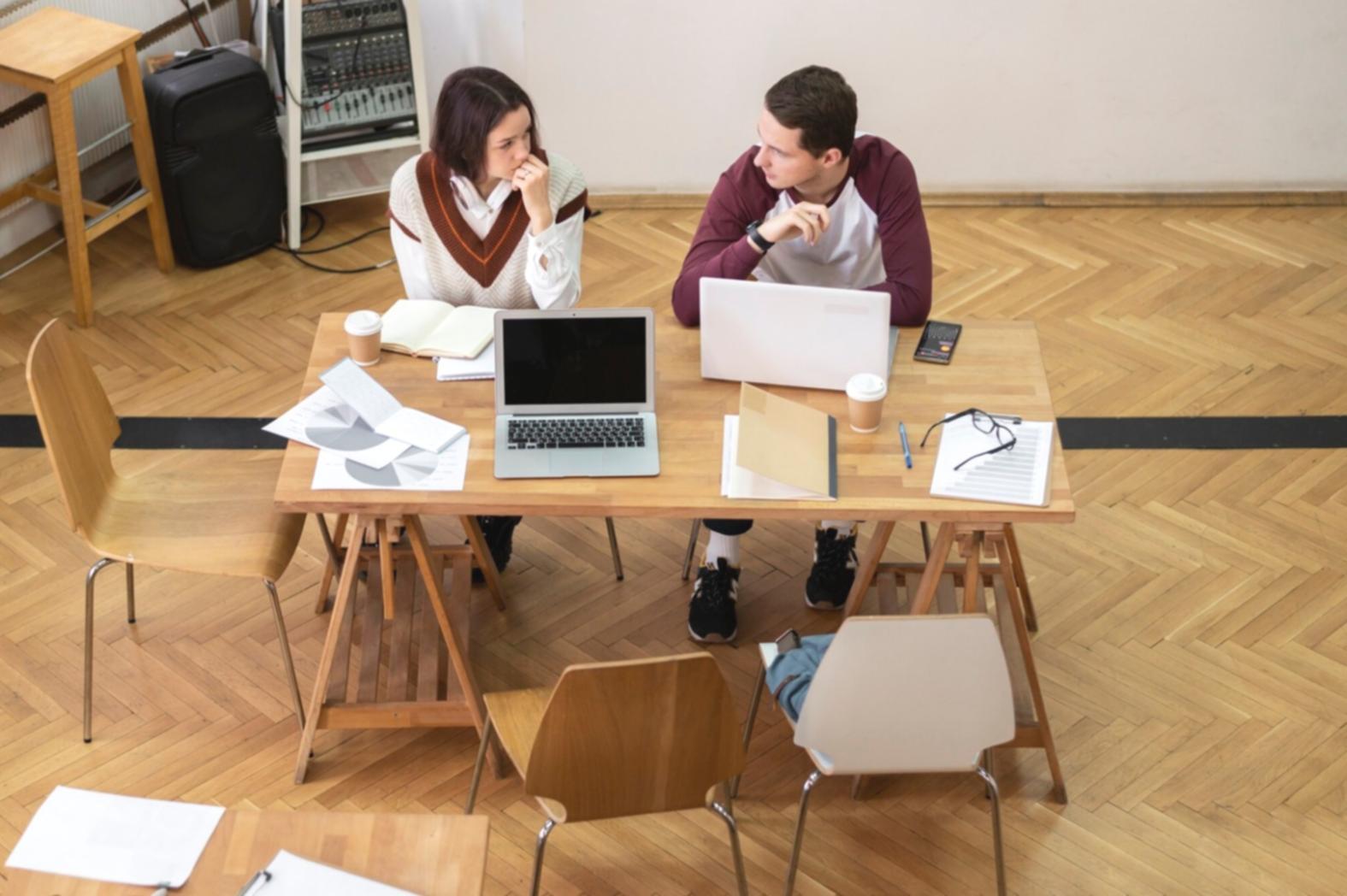 Finanzberatung in modernem Büroumfeld